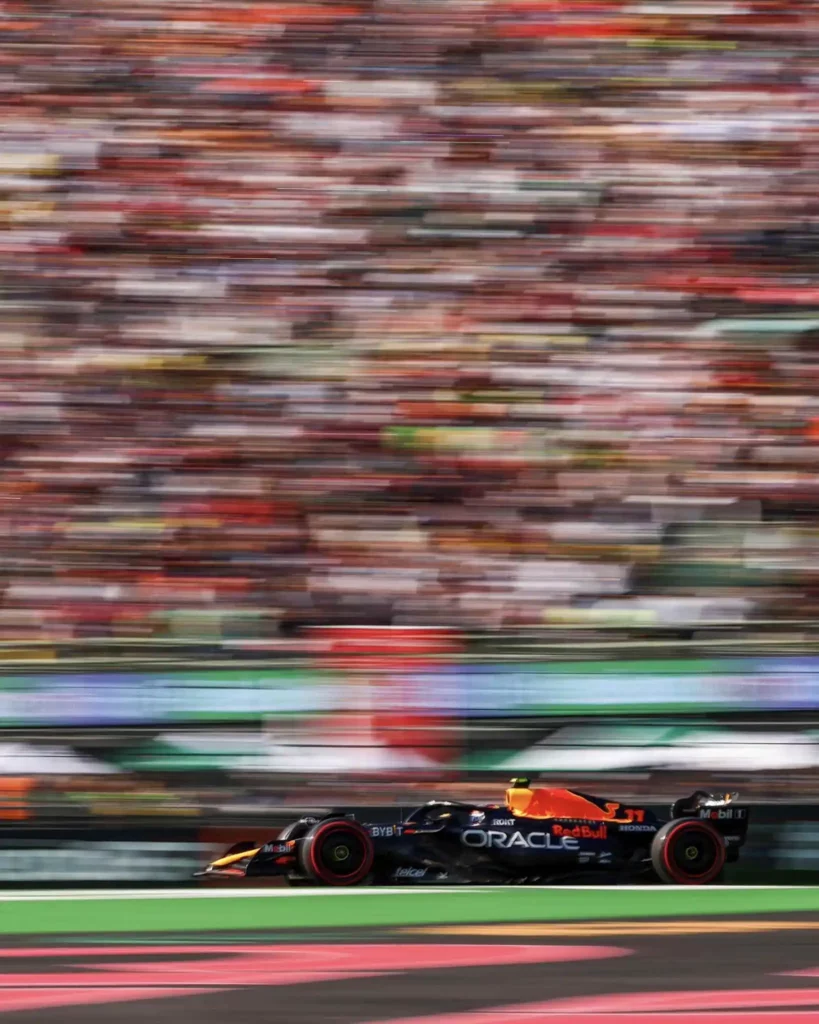 Il padrone di casa Sergio Perez durante le qualifiche del gran premio del messico con la RB19