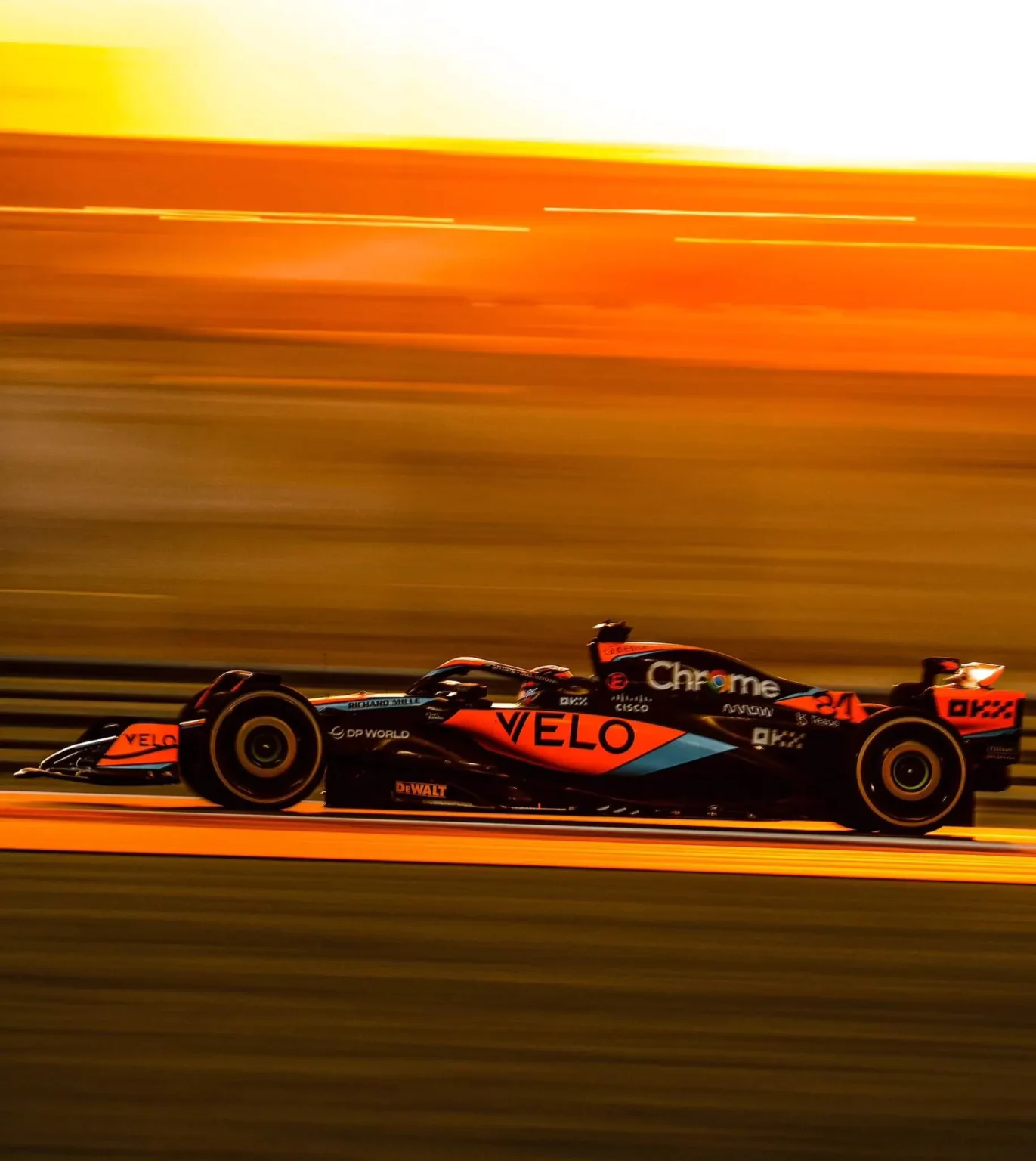 Pole micidiale di Piastri che beffa tutti nelle qualifiche sprint in Qatar La McLaren di Piastri tra le curve del circuito di Lusail in Qatar