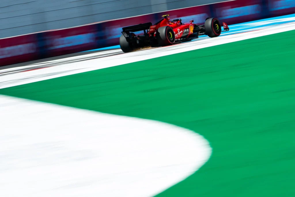 Carlos Sainz e la Ferrari SF-23 nello snake durante qualifiche del gran premio del Messico 