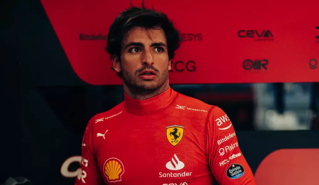 Carlos Sainz nel box in Qatar