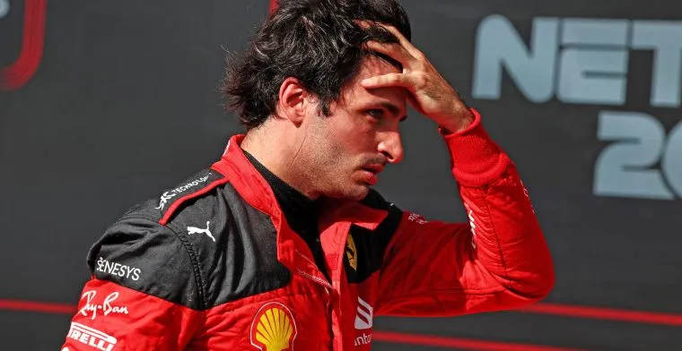 Carlos Sainz terminata la gara, si mette le mani tra i capelli