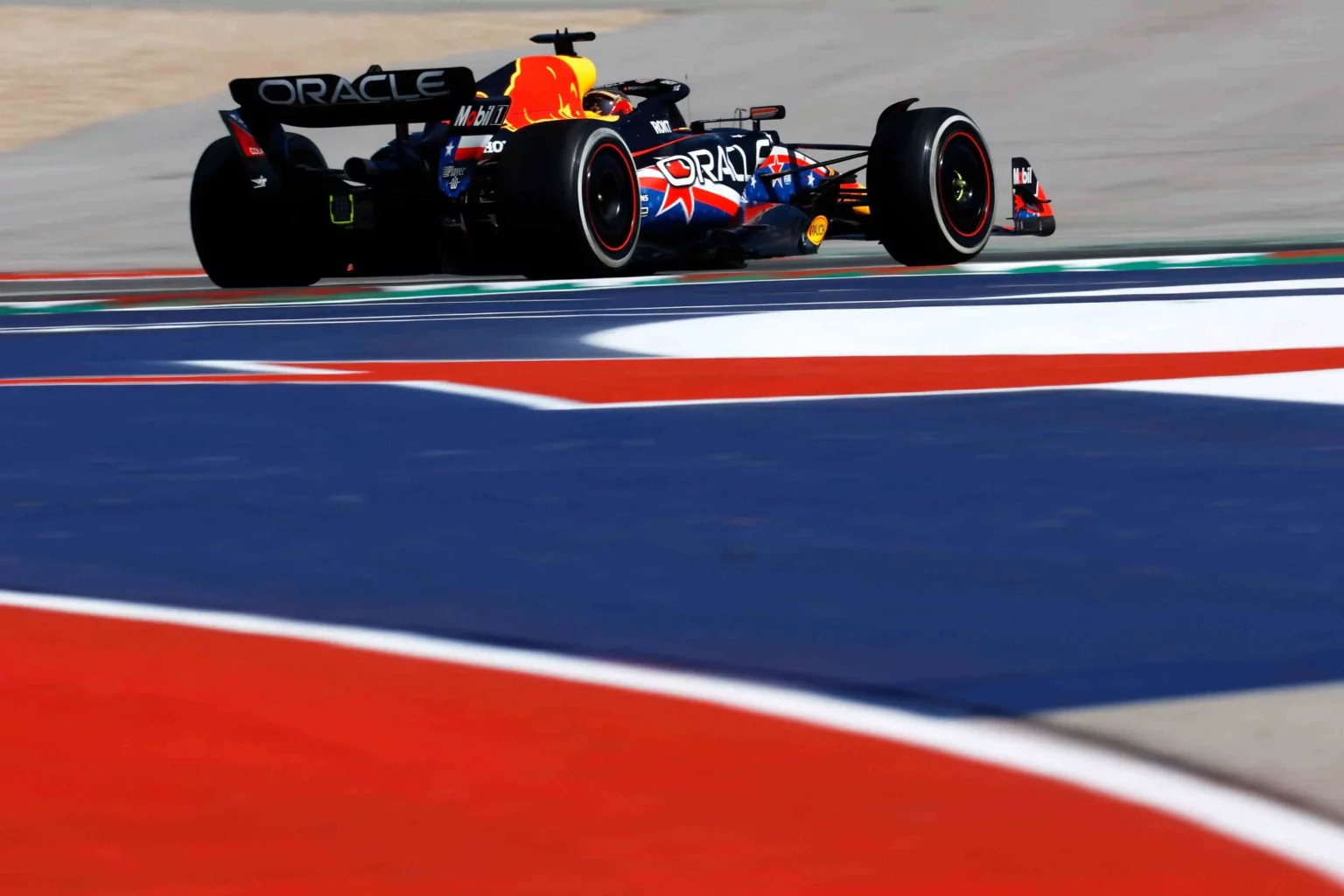 Max Verstappen e la sua RB19 nelle tortuoose curve del tracciato di Austin