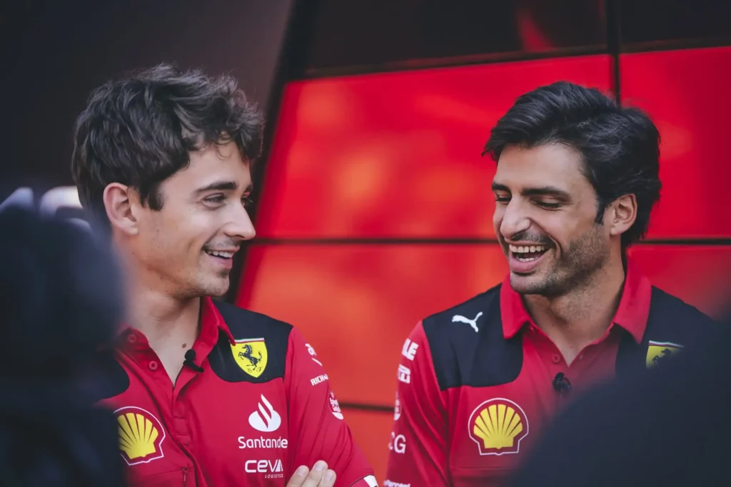 Leclerc e Sainz davanti al Box Ferrari