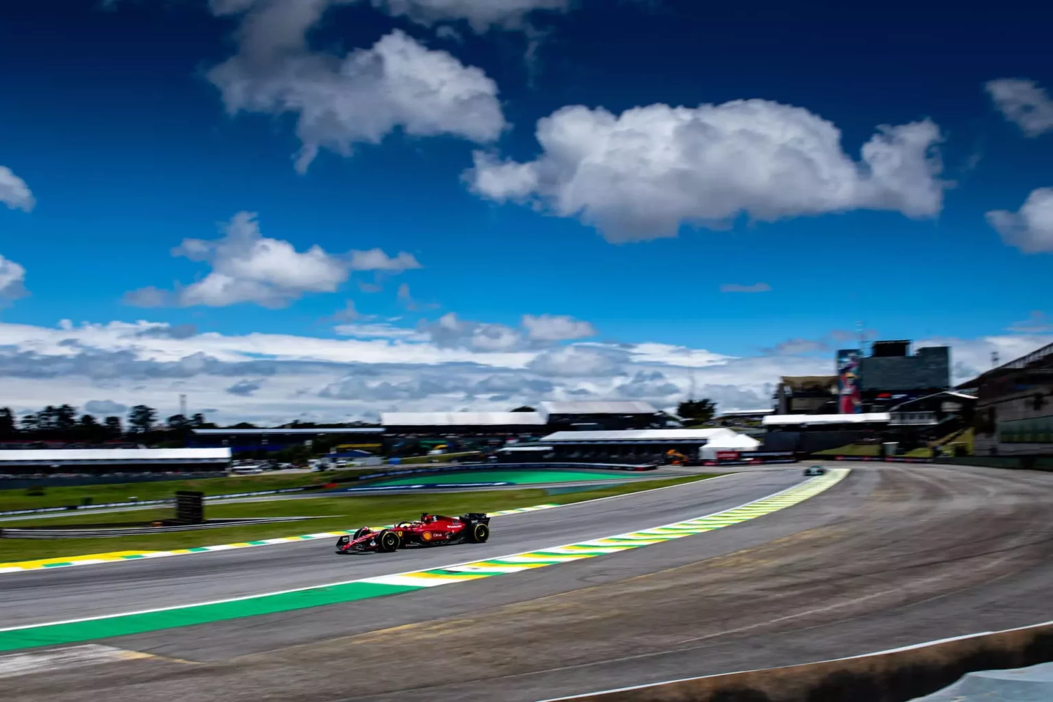 Arriva il rinnovo per il GP del Brasile: accordo fino al 2030 La Ferrari in pista durante il GP del Brasile