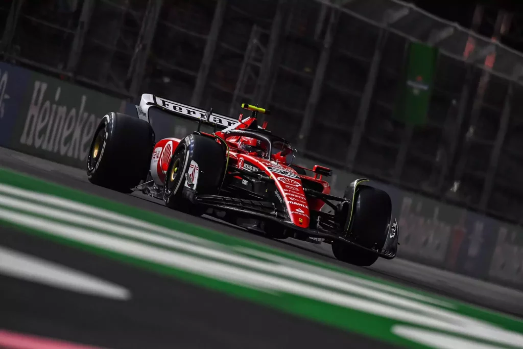 Carlos Sainz in pista durante il GP di Las Vegas