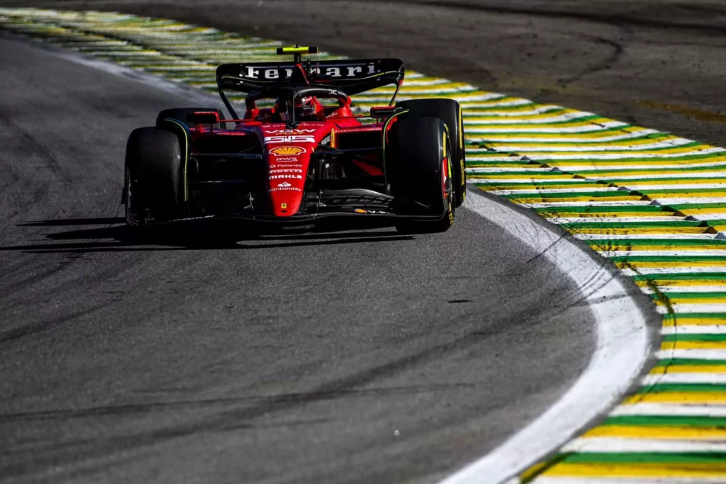 Carlos Sainz in pista durante il GP del Brasile