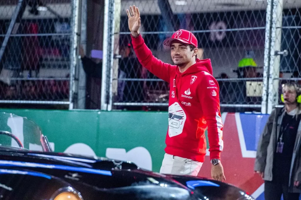 Charles Leclerc in griglia di partenza prima dell'inizio della gara di Las Vegas