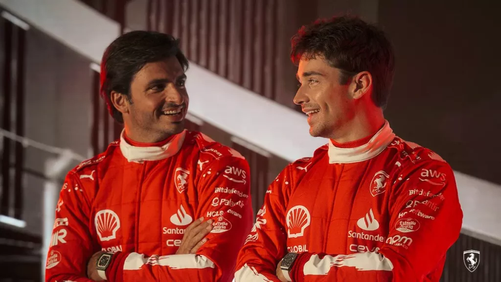 Ferrari, novità estetiche per il GP di Las Vegas Sainz e Leclerc, i due piloti Ferrari, con la nuova tuta per il GP di Las Vegas