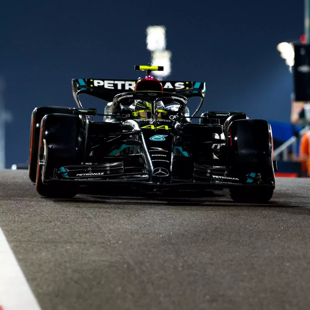 Hamilton in pista durante il GP d'Abu Dhabi