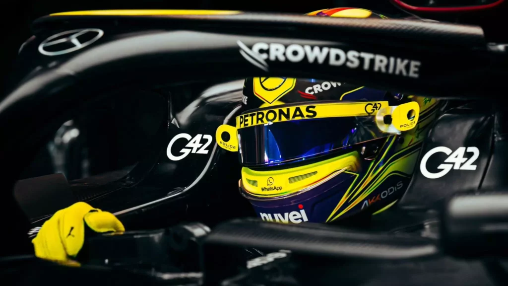 Lewis Hamilton ai box dopo l'eliminazione al Q2 nelle qualifiche d'Abu Dhabi