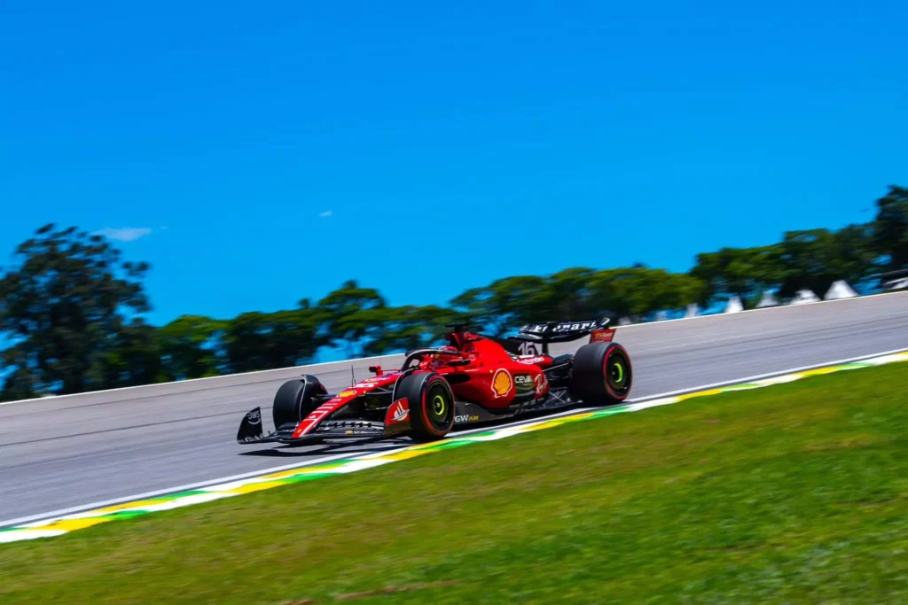 Charles Leclerc in pista durante la Sprint del GP del Brasile