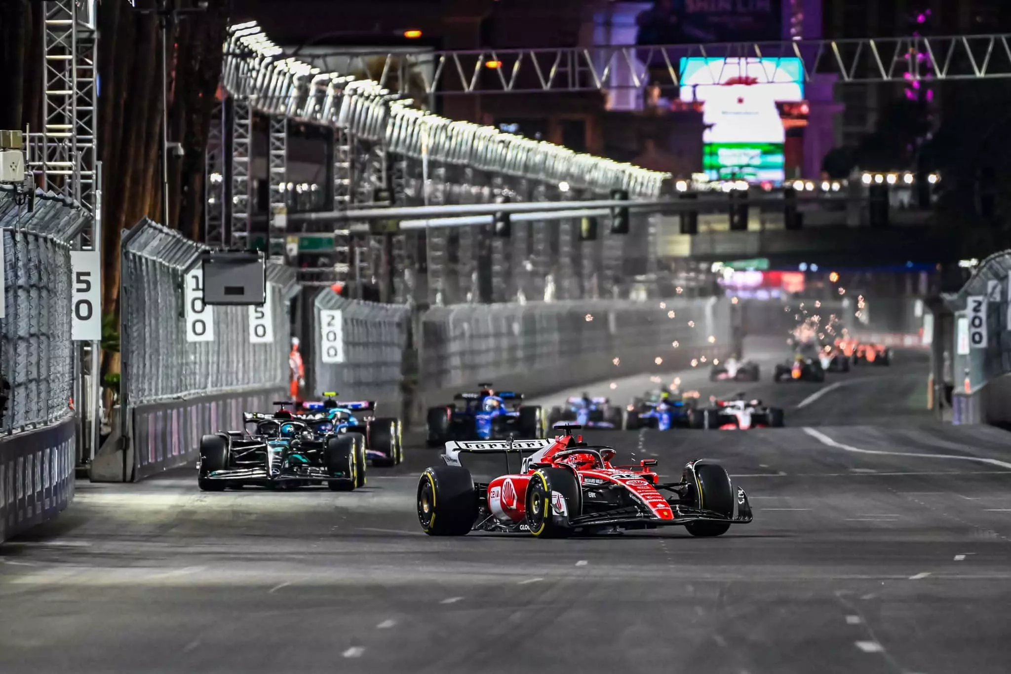 Charles Leclerc in pista durante il GP di Las Vegas