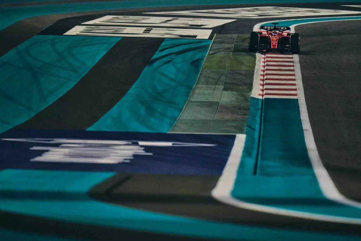 Leclerc in pista durante le qualifiche del GP d'Abu Dhabi