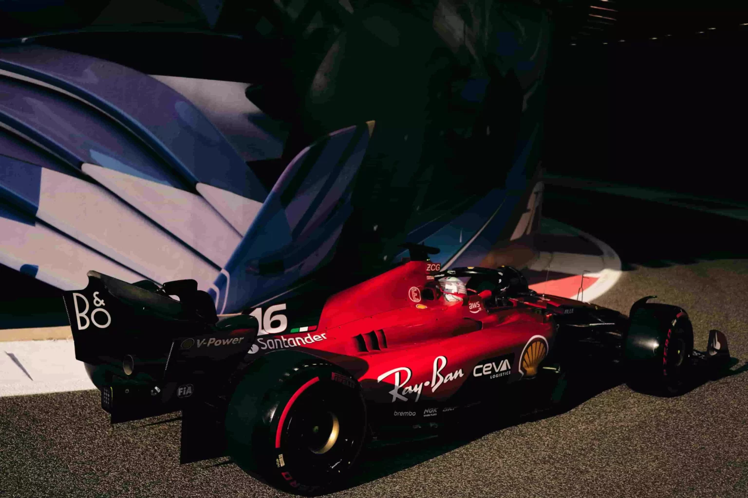 Ferrari, ecco il fire-up della SF-24 Charles Leclerc in pista durante le qualifiche del GP d'Abu Dhabi