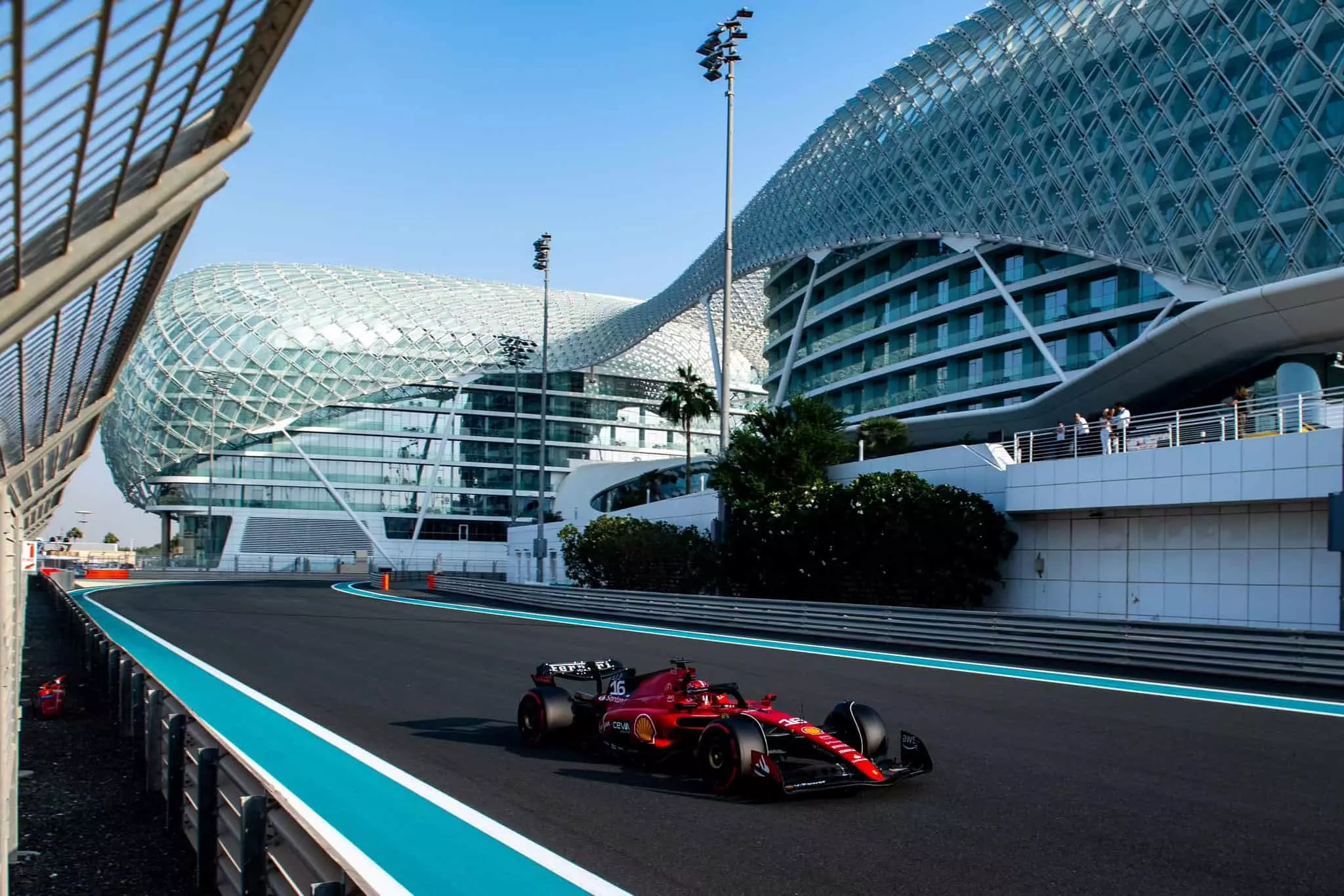 Leclerc in pista durante i test di F1 ad Abu Dhabi
