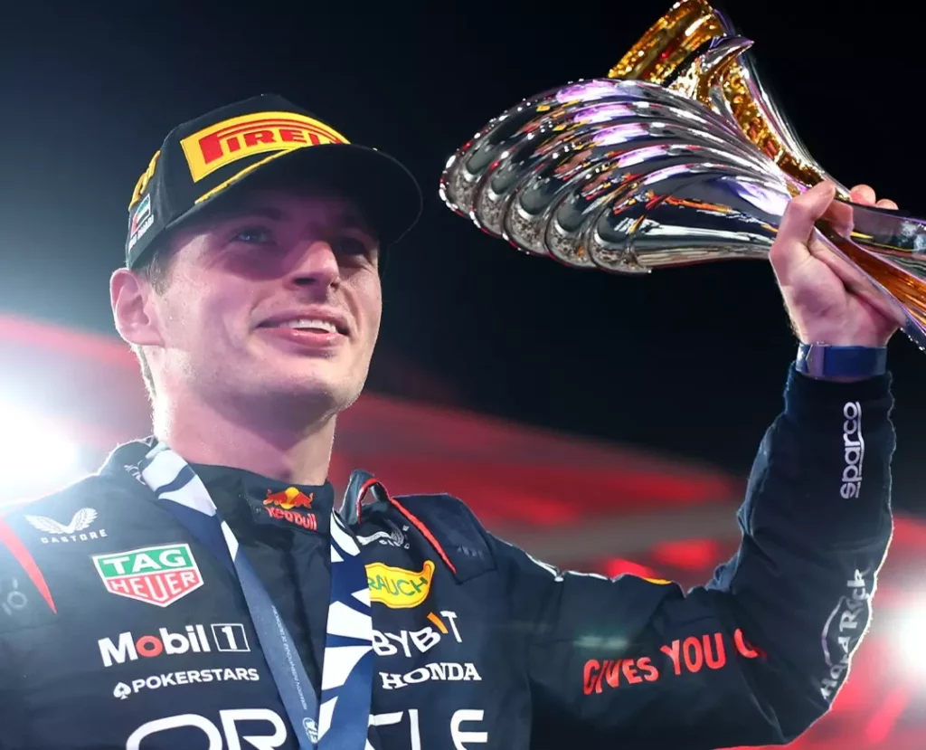 Verstappen alza il trofeo dopo aver vinto il GP d'Abu Dhabi