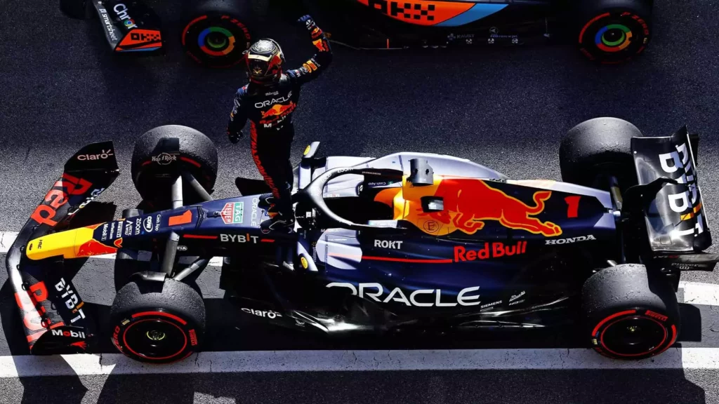 Max Verstappen celebra la prima posizione conquistata anche nel GP del Brasile