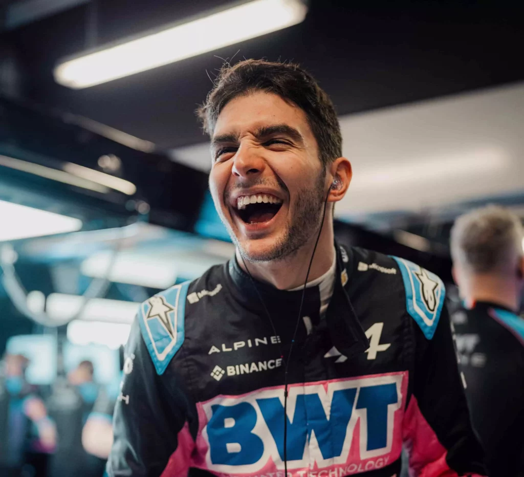 Esteban Ocon nel box prima dell'inizio dei test di F1 ad ABu Dhabi