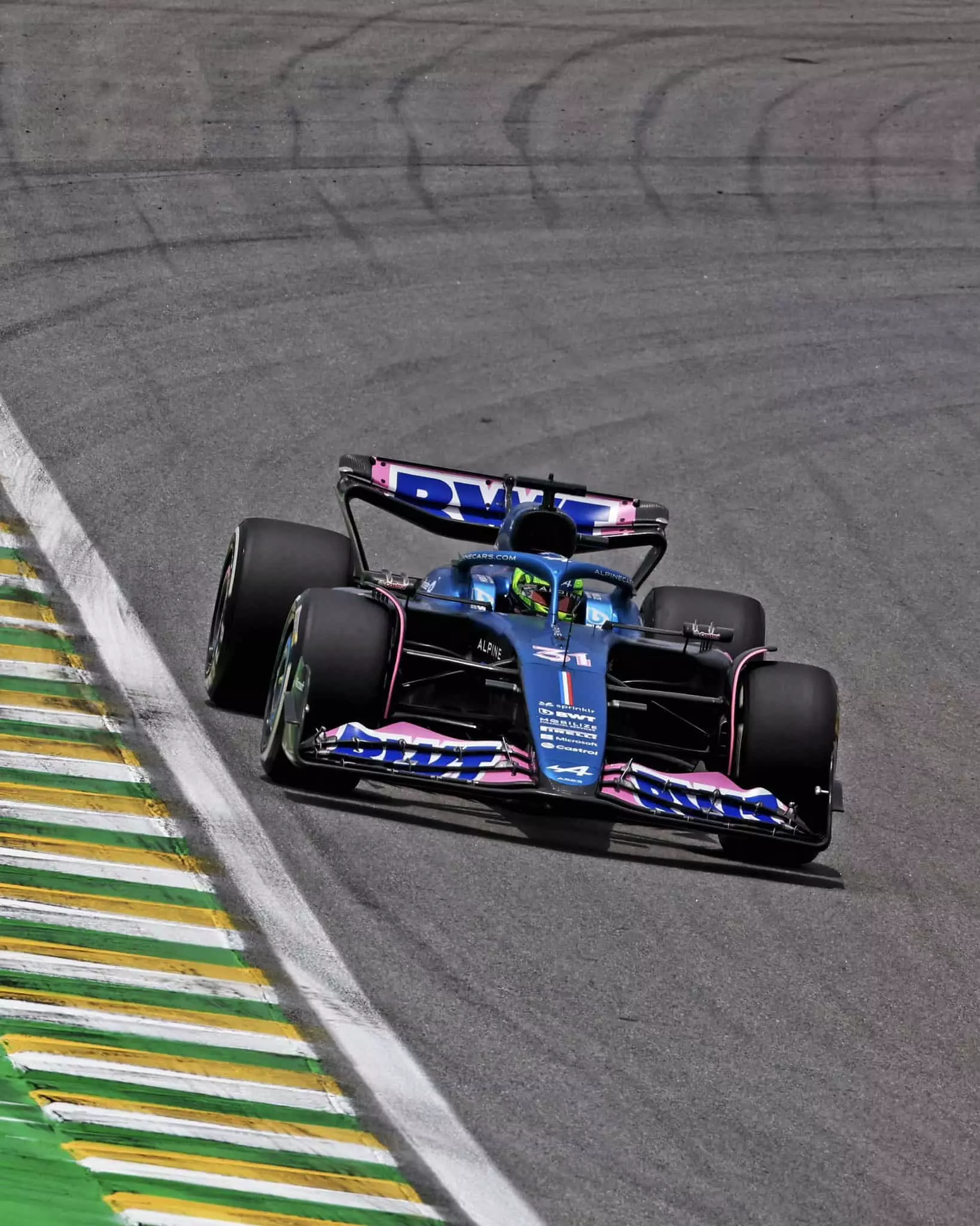 Esteban Ocon in pista durante le qualifiche del GP del Brasile