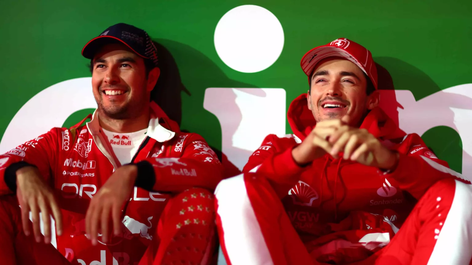 Le pagelle del GP di Las Vegas Charles Leclerc e Sergio Perez scherzano insieme al termine del GP di Las Vegas