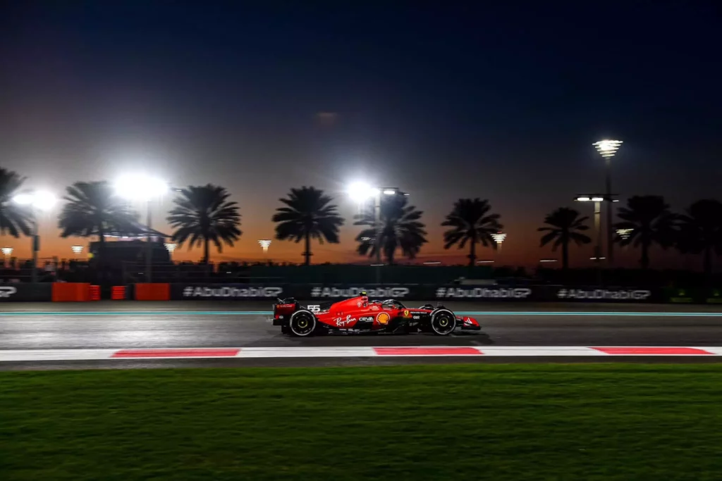Sainz in pista durante il GP d'Abu Dhabi