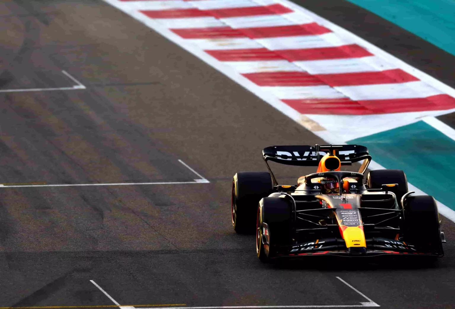 Verstappen in pista durante il GP d'Abu Dhabi