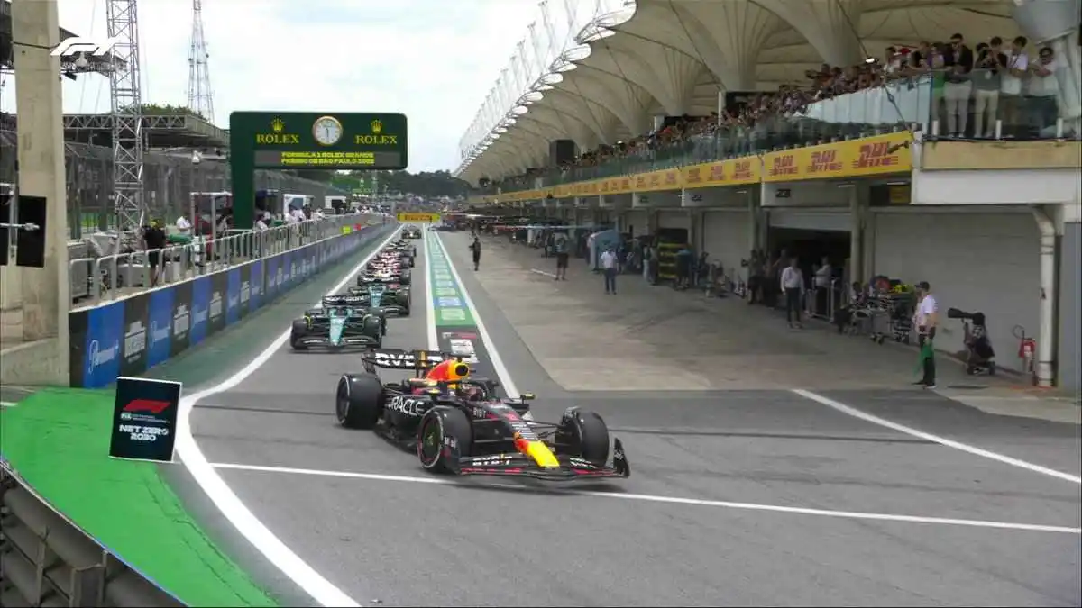 I piloti escono dalla pit lane per le prove libere in Brasile