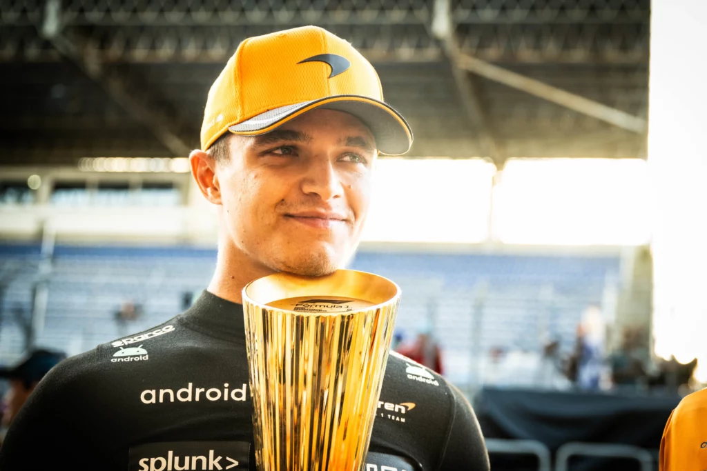 Norris con il trofeo del secondo posto a Interlagos