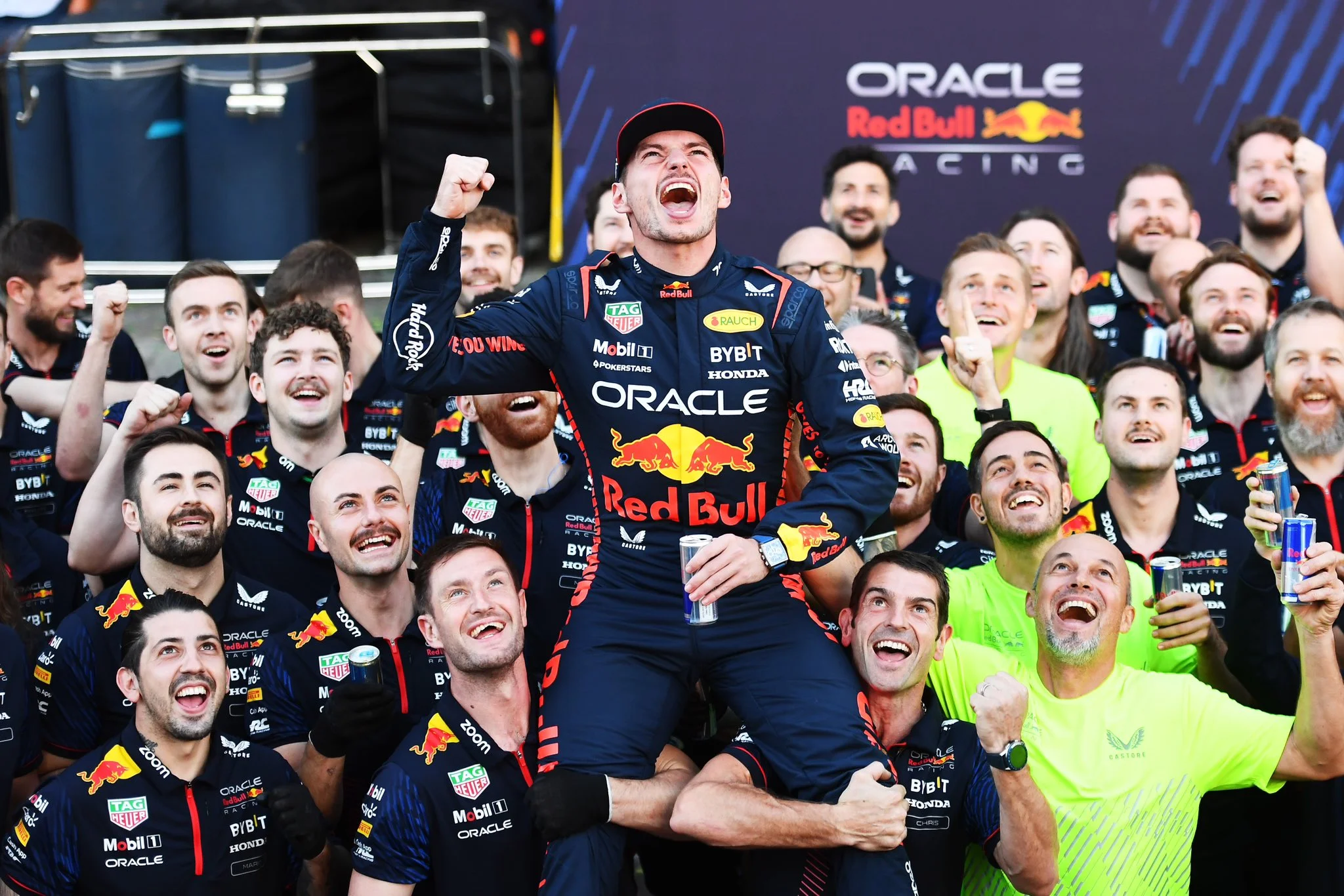 La Red Bull festeggia la vittoria di Verstappen in Brasile