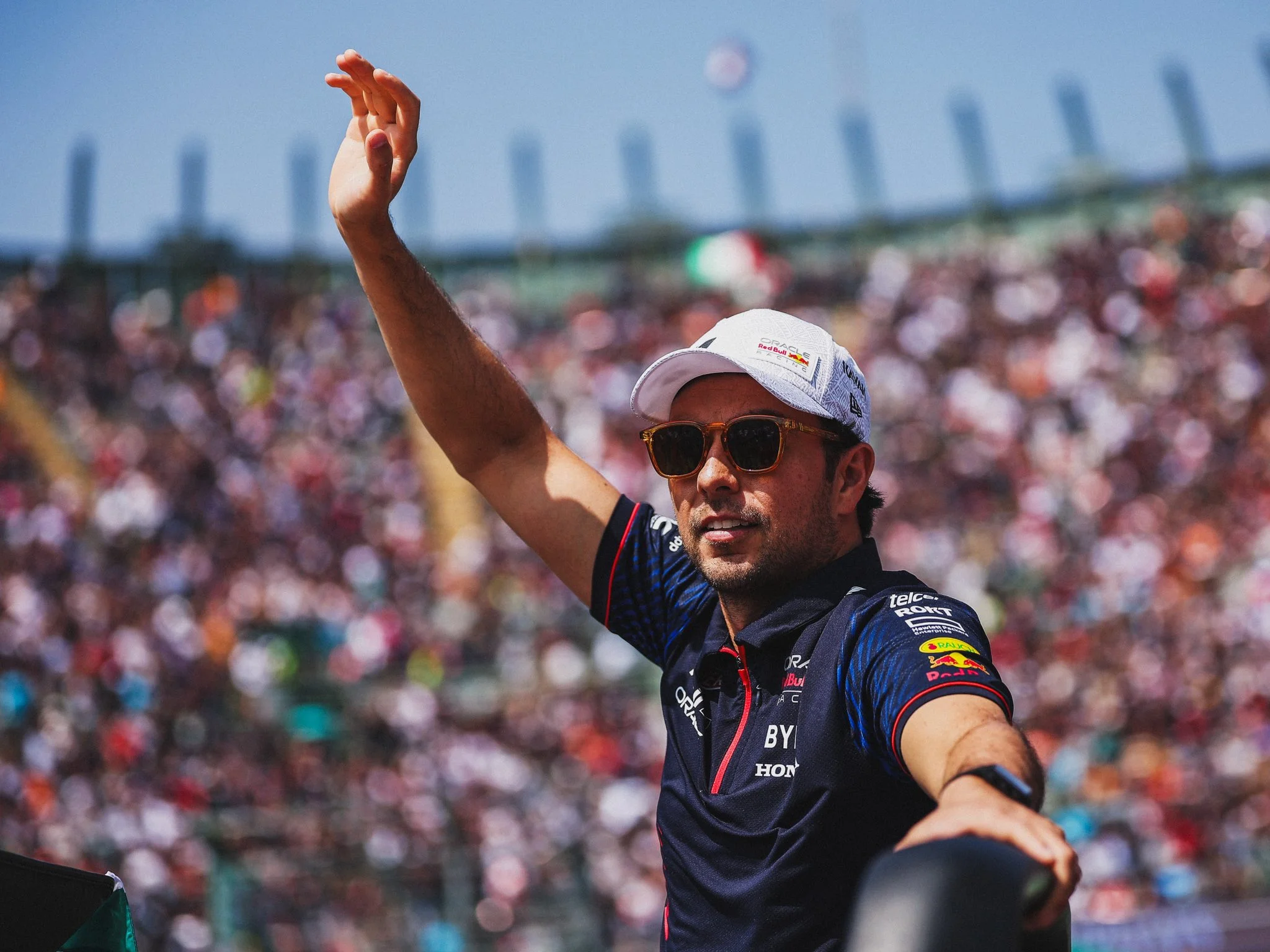 Sergio Perez con i fan in Messico