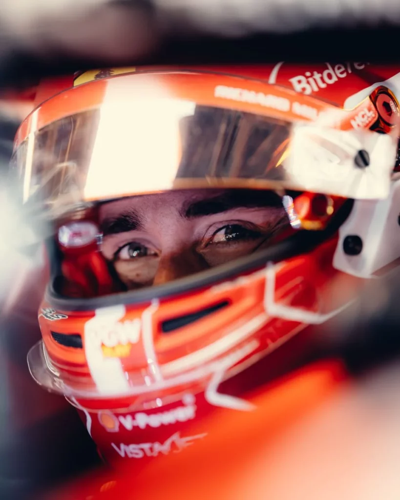 Charles Leclerc con il casco in Messico