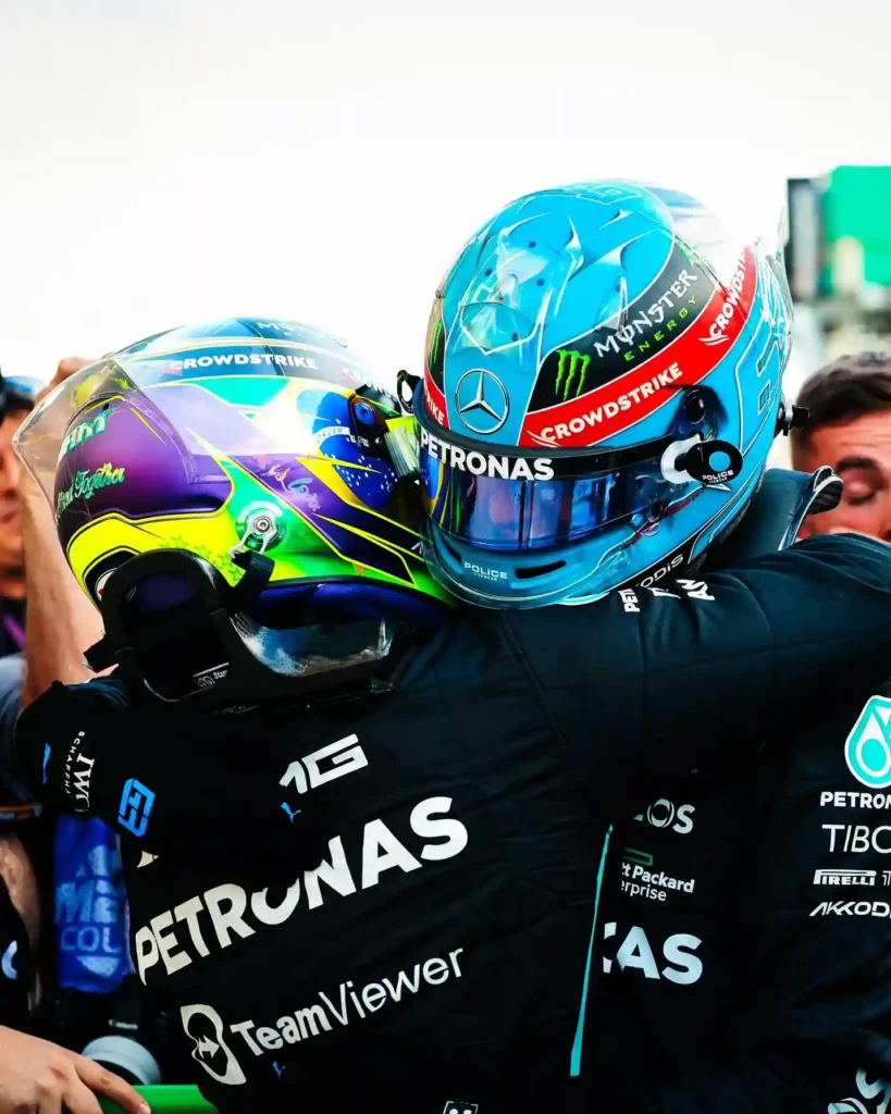 Lewis Hamilton e George Russell si abbracciano dopo la gara ad Interlagos