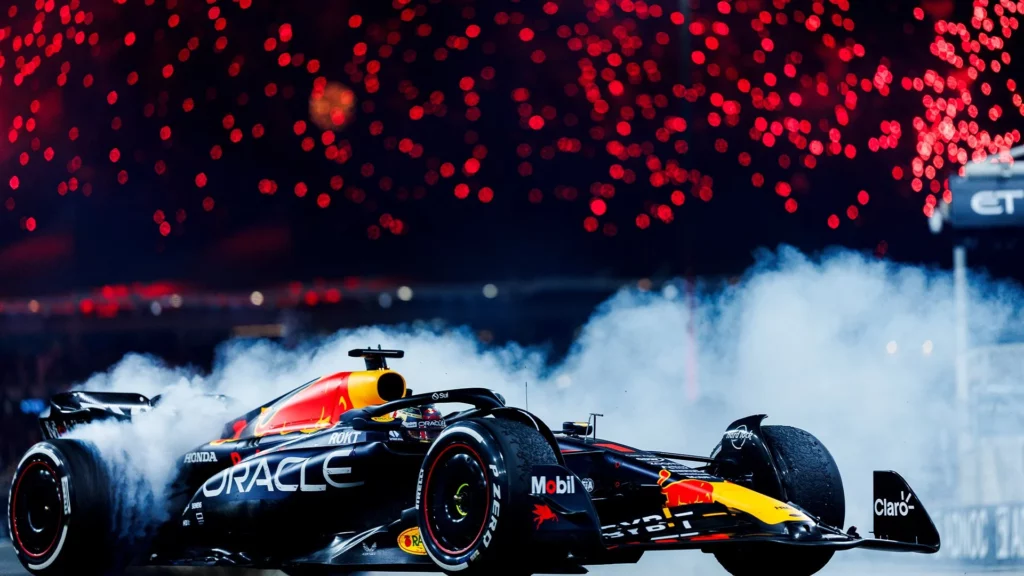 Verstappen festeggia la vittoria ad Abu Dhabi