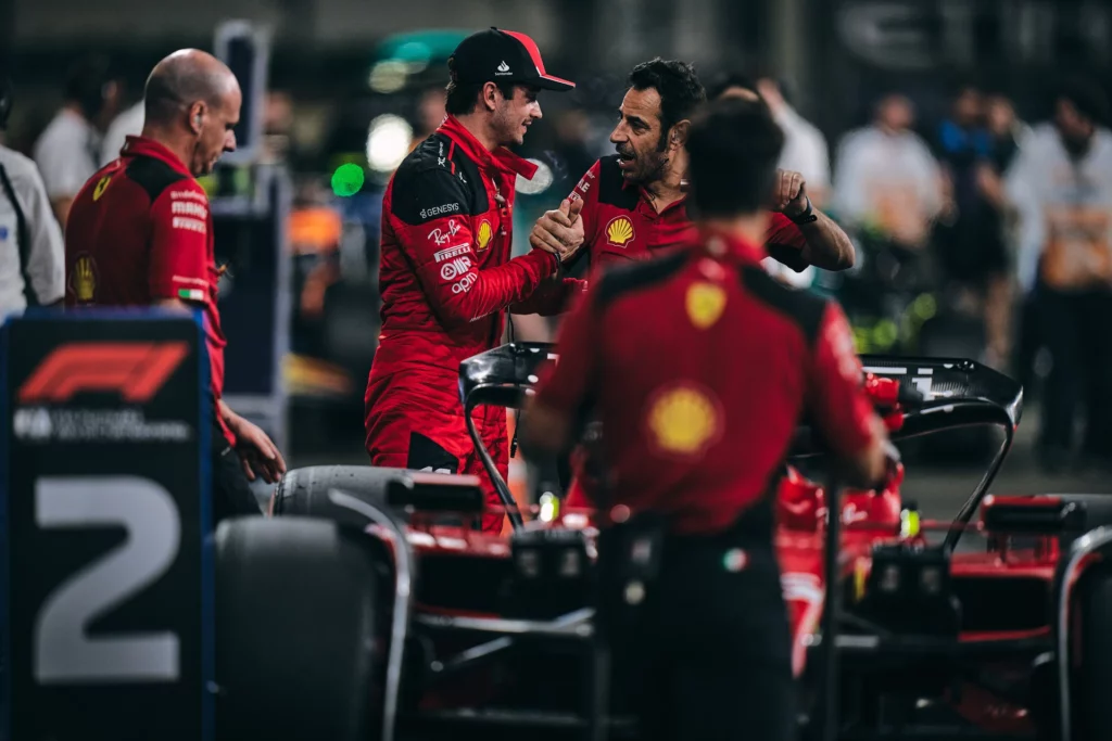 Leclerc festeggia con la squadra il secondo posto ad Abu Dhabi