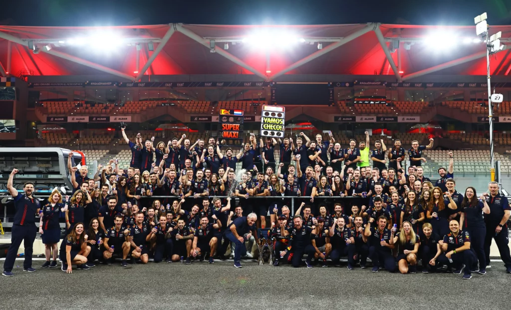 La Red Bull festeggia la vittoria dopo il GP di Abu Dhabi