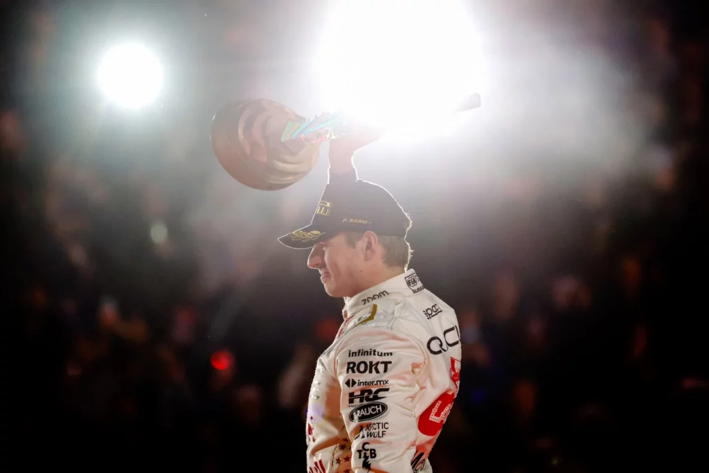 Verstappen solleva il trofeo del vincitore a Las Vegas