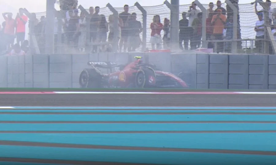Sainz nelle barriere durante le FP2 di Abu Dhabi