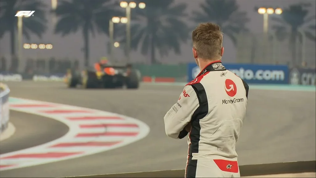 Nico Hulkenberg guarda le monoposto in pista nelle FP2 ad Abu Dhabi