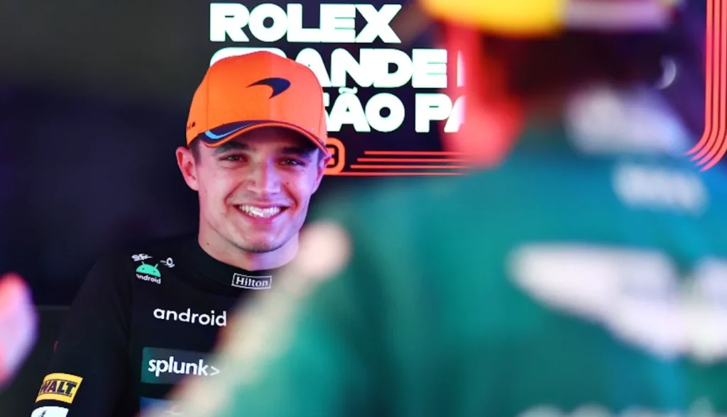 Lando Norris nelle interviste guarda e ride a Fernando Alonso