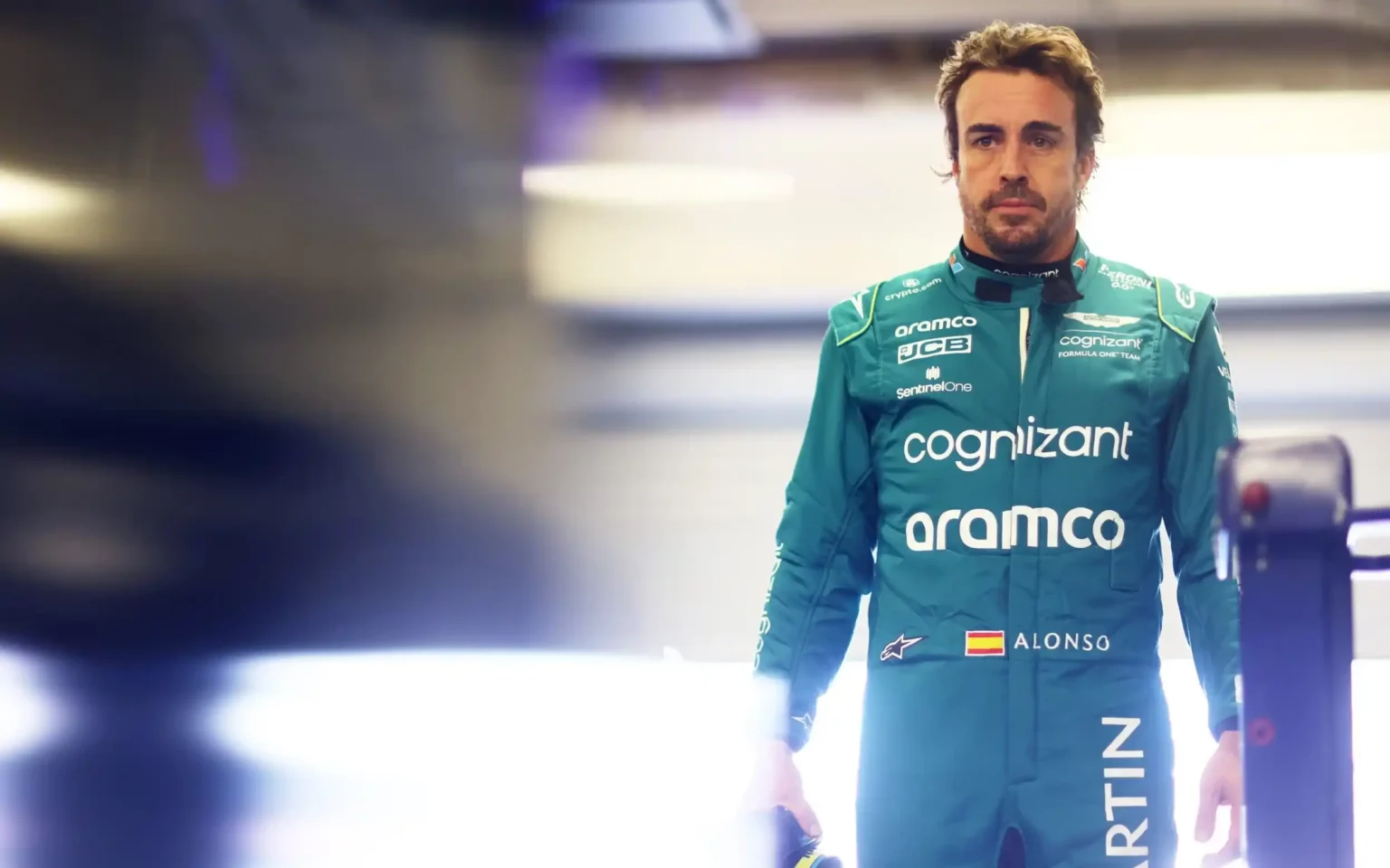 Alonso deluso dall’Aston Martin: “Non lotteremo per nessun obiettivo” Fernando Alonso passeggia nel box Aston Martin