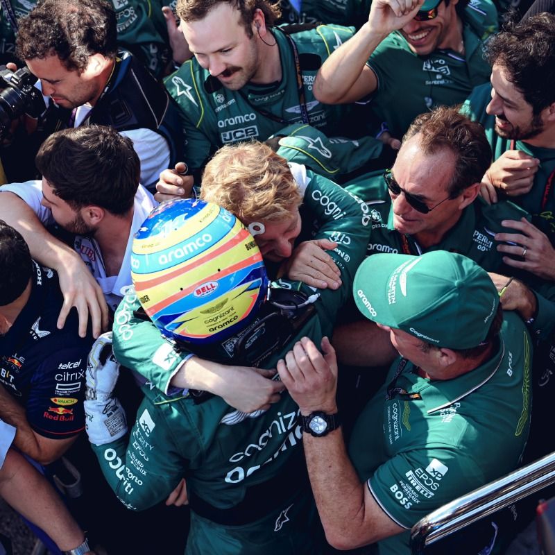 Alonso abbracciato dai meccanici dopo il podio in Brasile