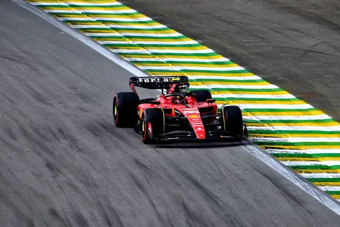 Sainz in pista durante le qualifiche in Brasile