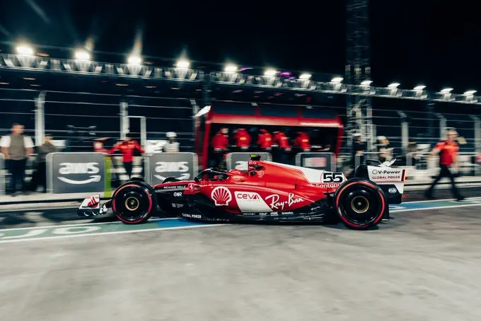 Carlos Sainz scende in pista durante le qualifiche di La vegas