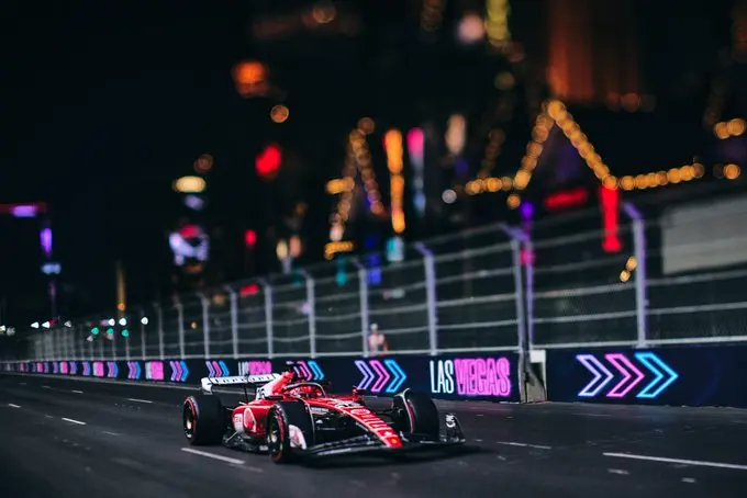 Charles Leclerc in pista durante le qualifiche di Las Vegas