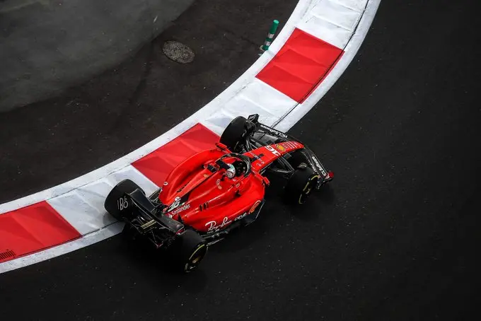 Charles Leclerc in pista durante le rpove libere 2 ad Abu Dhabi