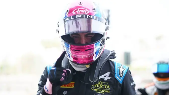 Jack Doohan festeggia la pole position delle qualifiche di Formula 2