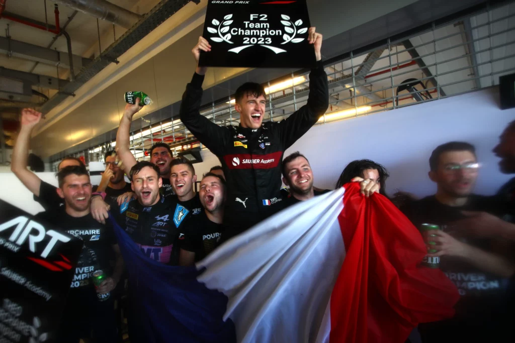 Pourchaire durante i festeggiamenti per la conquista del titolo di campione di Formula 2 ad Abu Dhabi