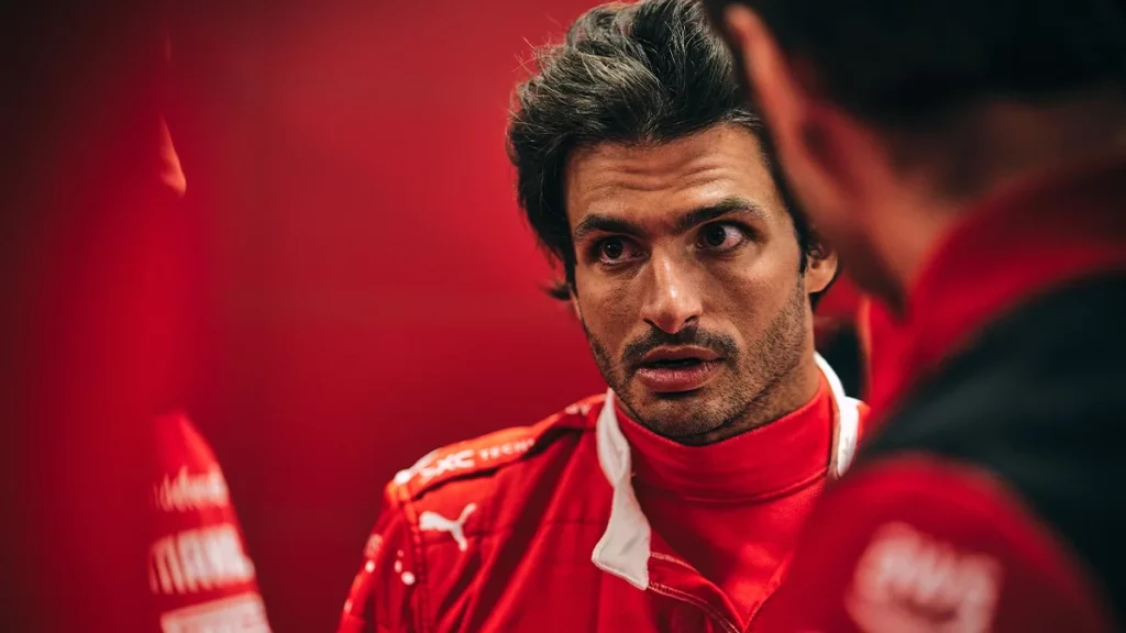 Carlos Sainz nel box Ferrari
