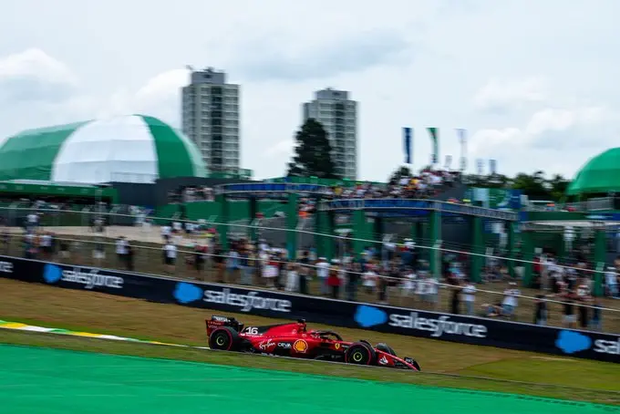 Leclerc in pista durante le qualifiche in Brasile