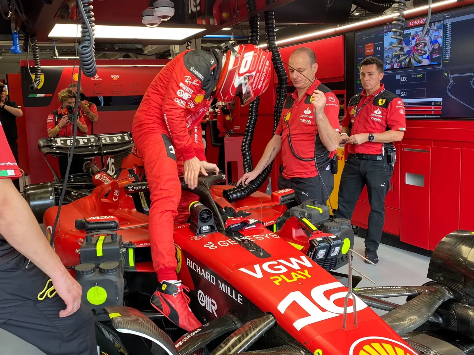 Leclerc sale in macchina per le qualifiche del Brasile